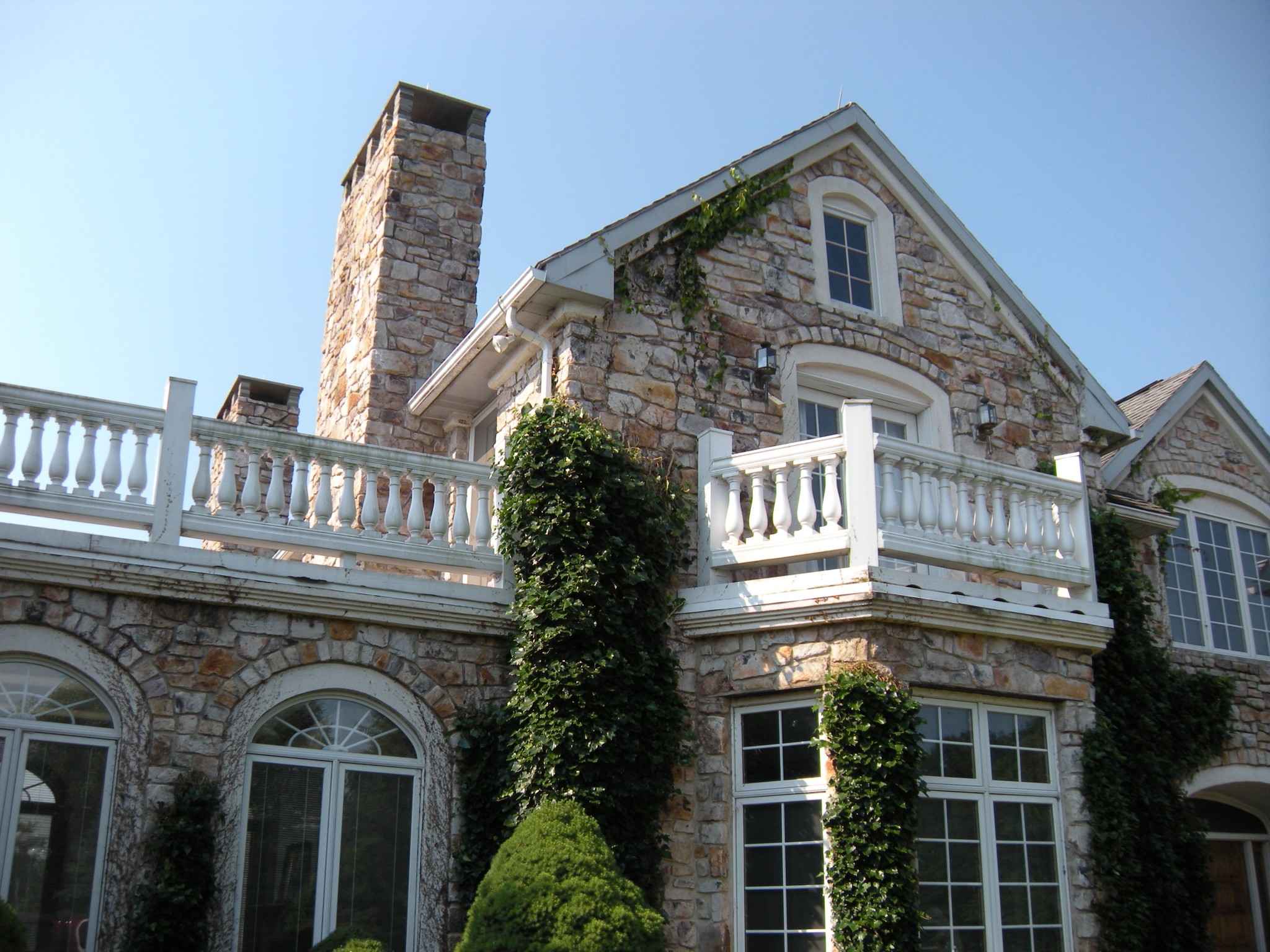 An example of a stone house built in Central Pennsylvania by Pyle Bros. Building Stone Contractors